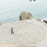 Frau sucht Lösung im Labyrinth