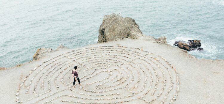 Frau sucht Lösung im Labyrinth